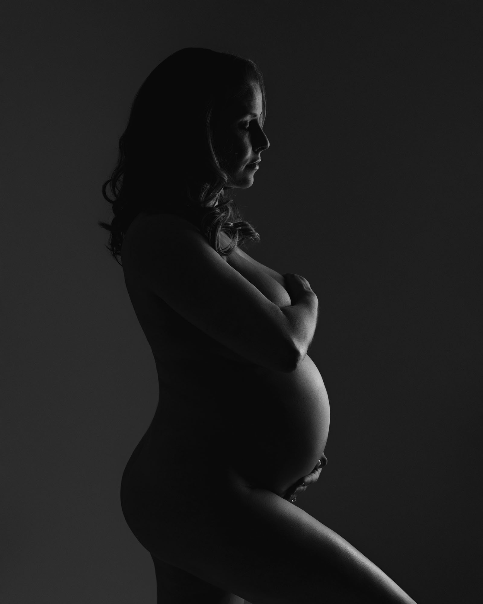 Winchester maternity photographer.  Nude pregnant woman in black and white at her maternity session